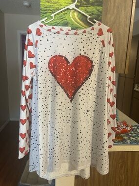 White Long Sleeve Heart Graphic Tee w/red hearts ❤️❤️❤️❤️❤️❤️😊